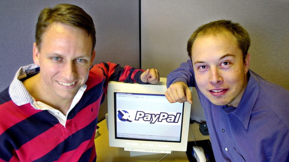 Paypals Peter Thiel och Elon Musk visar upp tjänsten på ett foto taget år 2000. Arkivbild.