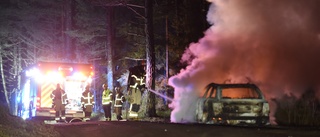 Bil totalförstördes i brand – se klipp på det utbrända fordonet