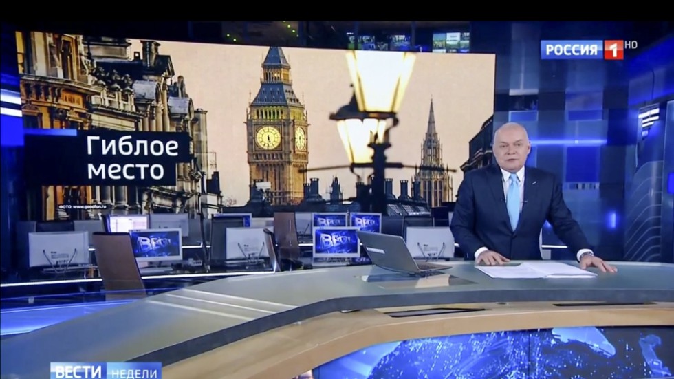Ökände ryske tv-journalisten Dmitrij Kiseljov har funnits på EU:s sanktionslista ända sedan 2014. Nu placeras även hela tv-kanalen Rossija|1 där, tillsammans med tre andra ryska kanaler. Arkivfoto.