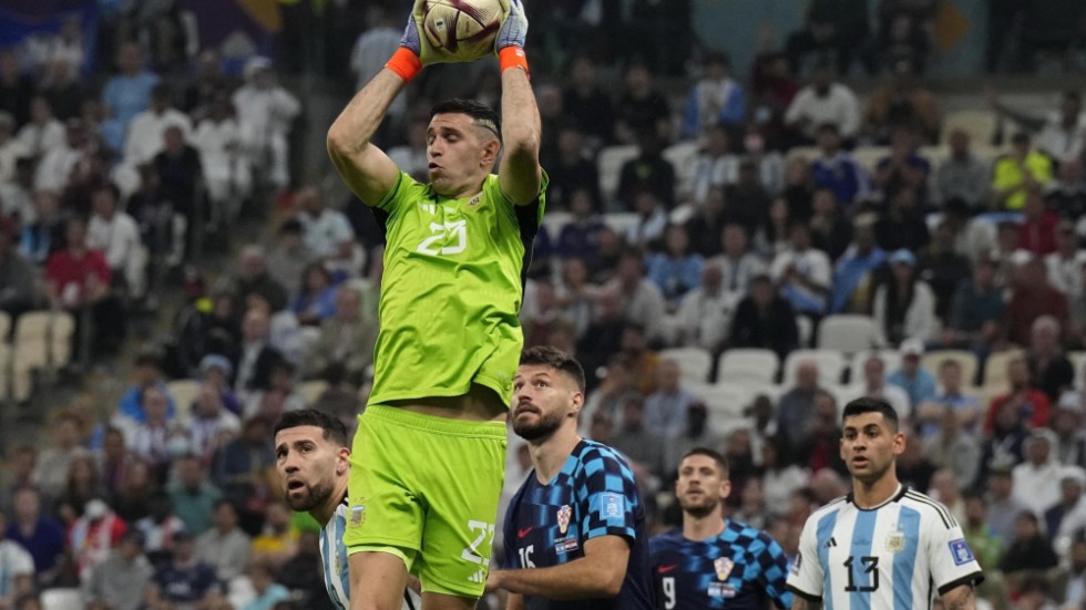 Argentinas målvakt Emiliano Martínez plockar ned i en boll i semifinalen mot Kroatien.