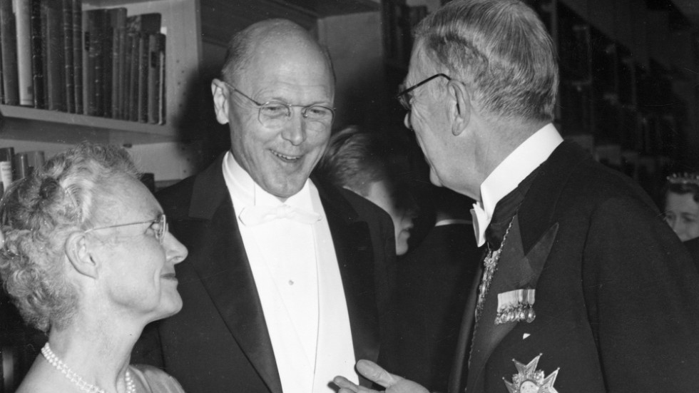 Kung Gustaf VI Adolf samtalar med medicinpristagaren Dickinson Woodruff Richards och dennes hustru Constance före Nobelmiddagen som 1956 hålls i Börshuset. Arkivbild.