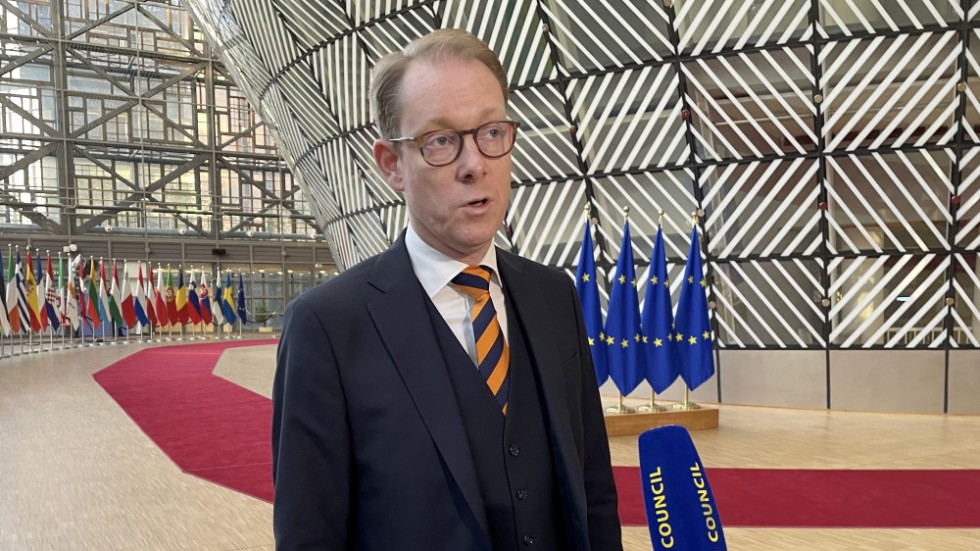 Utrikesminister Tobias Billström (M) på väg in till måndagens EU-möte i Bryssel.