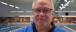  Han har lärt upp tusentals barn att simma • Fick pussmärke av självaste Carola när hon var i Skellefteå • Har världsrekord