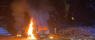 Familjen var på väg hem när bilen plötsligt började brinna – blev snabbt övertänd • TV-klipp från platsen