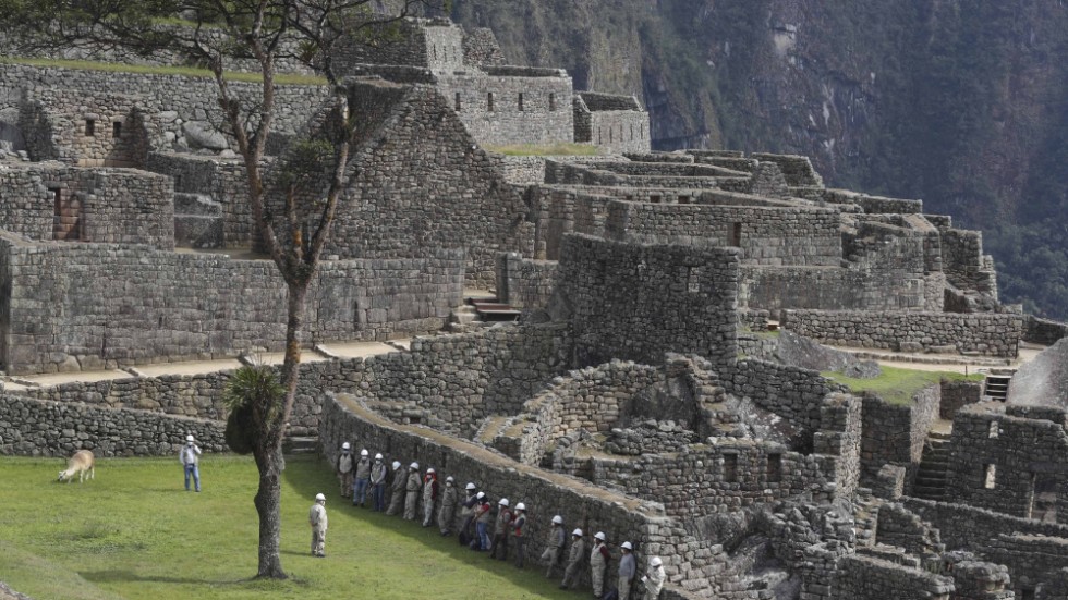 Omkring 800 turister kan inte ta sig från inkastaden Machu Picchu i Peru på grund av oroligheterna i landet. Arkivbild.