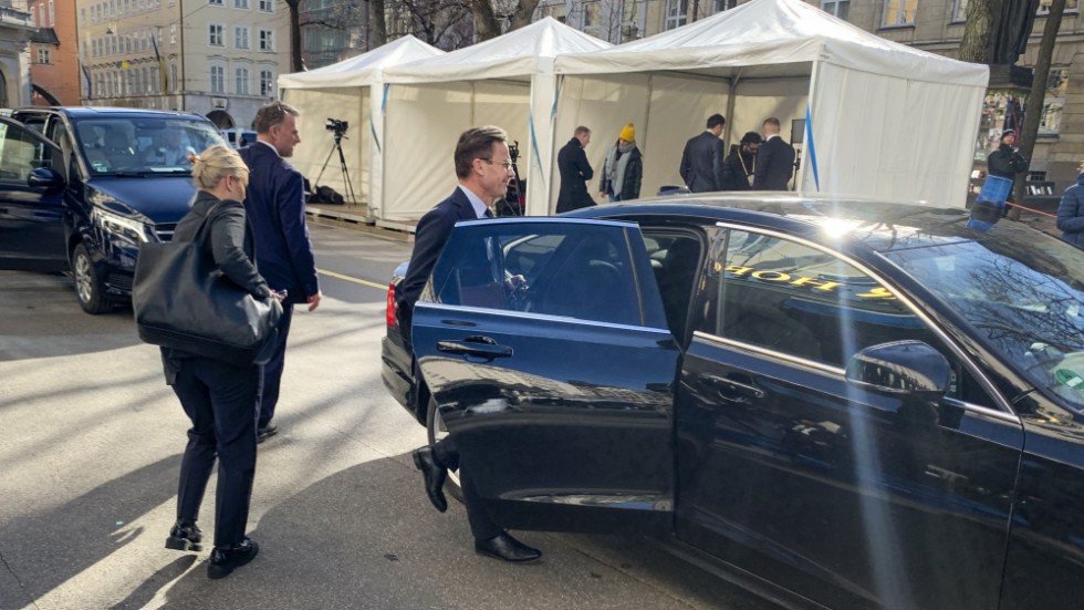 Ulf Kristersson lämnar säkerhetskonferensen i München utan att svara på frågor från svenska medier.