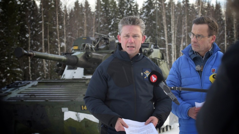 Försvarsminister Pål Jonson (M) och statsminister Ulf Kristersson (M) lovade upp till tio Leopard-stridsvagnar samt luftvärn till Ukraina.