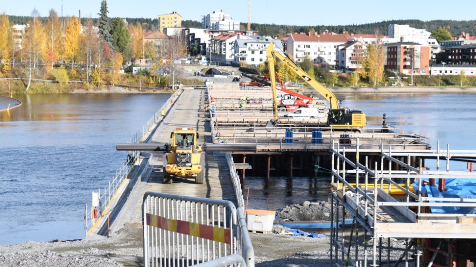 Karlgårdsbron håller på att byggas. Skribenten har en hel del frågor om bron och får svar direkt.