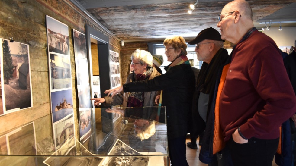 Birgitta Hansson, Britt-Marie Pettersson, Nils-Erik Pettersson och Hans-Göran Hansson besökte Stadsmuseet Näktergalen för att titta på den nya fotoutställningen. 