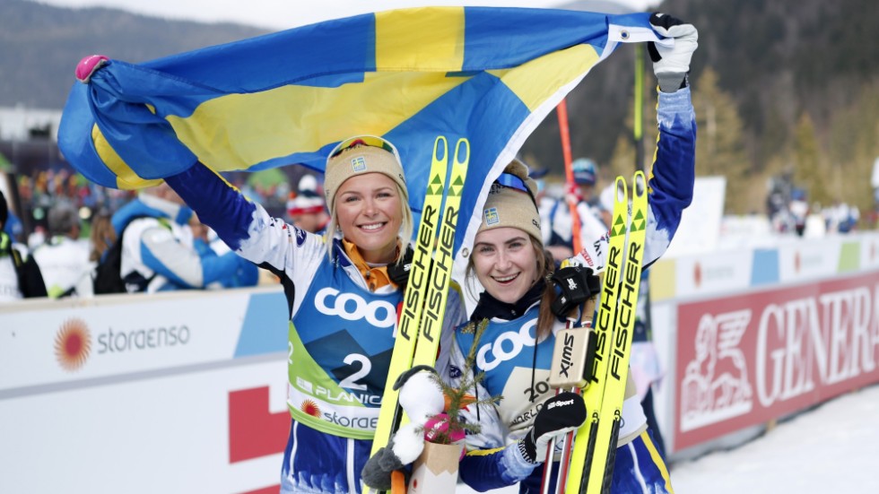 Frida Karlsson och Ebba Andersson efter skiathlonloppet.