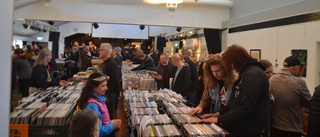 Skivmässan lockar fler och fler besökare: "Intresset stiger" • 250 000 vinyler på plats