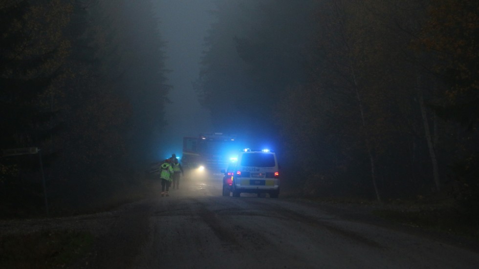 Mörker och dimma kan ha spelat en viss roll i olyckan. Bilen kom från Hultsfredshållet och vid Blomsberg körde den av okänd anledning av vägen.