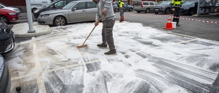 Bil läckte drivmedel på parkering – stort saneringsjobb på Gumsbacken