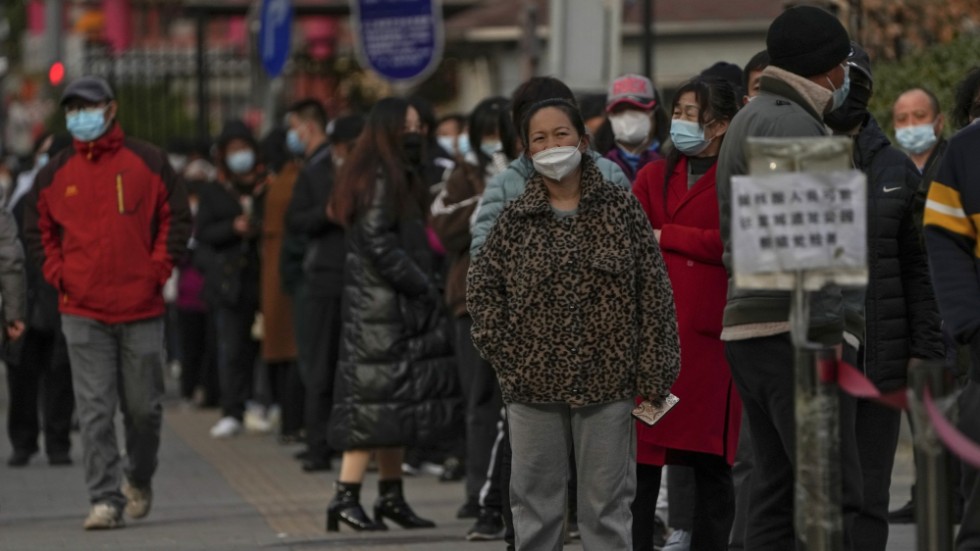 Invånare i Peking köar för rutintester av covid-19, en viktig del av den kinesiska strategin mot smittspridning.
