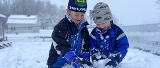 "Ibland blir man osams och ibland får jag snö i ögonen" • Full fart i snön på förskolan i Mantorp