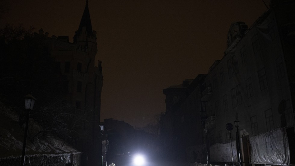 Mörker i ett strömlöst samhälle i Kiev-regionen, tidigt på torsdagen.