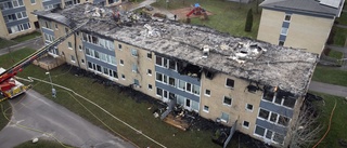 Uppgifter: Storbranden i lägenheten startade i en soffa • Man livshotande skadad