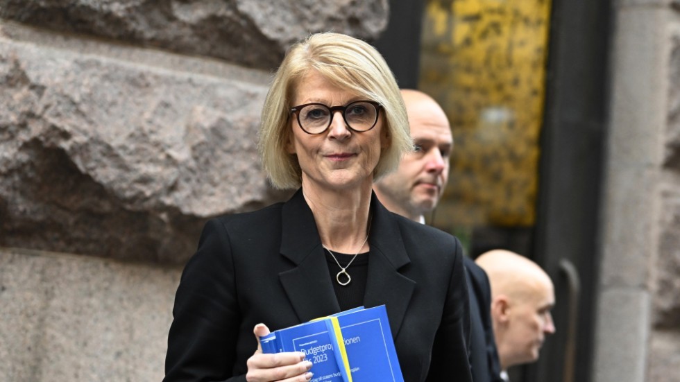 Sveriges ledarreaktioner reagerar på regeringens budget.