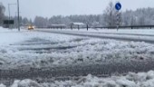 Snöigt väglag på E22 – lastbilar körde fast