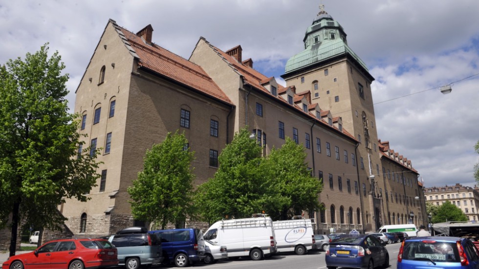 En polis i Stockholm åtalas vid Stockholms tingsrätt för att under ett ingripande ha tvingat en oskyldig tonåring att ta av sig naken. Arkivbild.