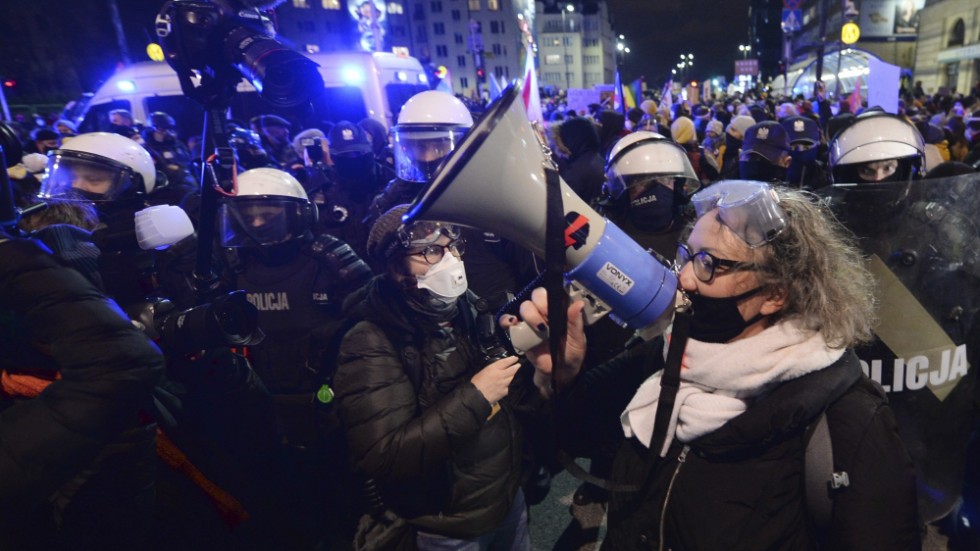 Aktivisten och juristen Marta Lempart under en demonstration i Warszawa i januari 2021, efter det att landets skärpta abortlagar drivits igenom. Lempart har åtalats för flera olika brott för sitt deltagande i protesterna.