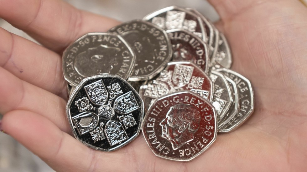 En handfull sprillans nya 50 pence-myntet med kung Charles III.