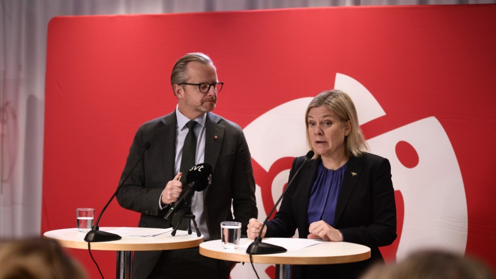 Magdalena Andersson, partiledare för Socialdemokraterna, och Mikael Damberg, partiets ekonomisk-politiske talesperson, vid presentationen av partiets skuggbudget.