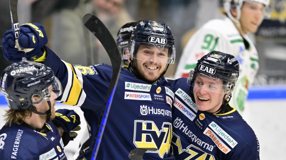 HV71:s Fredrik Forsberg jublar med lagkamraterna efter sitt 4–0-mål under lördagens ishockeymatch i SHL mot Rögle.