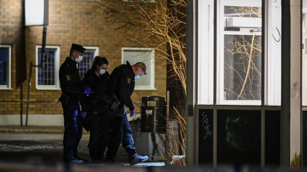 Polisens tekniker på plats i Bagarmossen i södra Stockholm där en man i 20-årsåldern misstänks ha mördats.