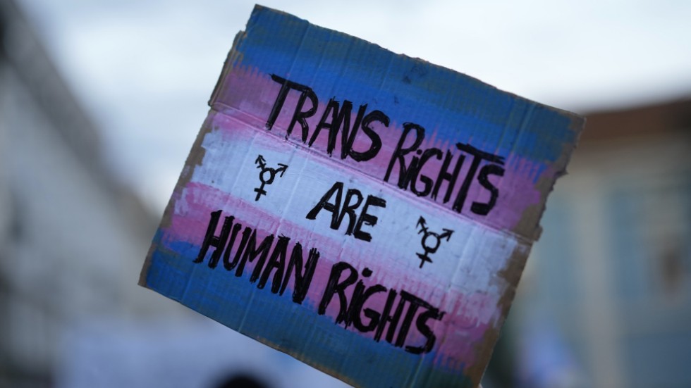 Komplicerat. Transpersoners rättigheter är mänskliga rättigheter. Men frågan om juridiskt könsbyte berör fler än den enskilda individen och bör grundas i vetenskap och inte i känslor.