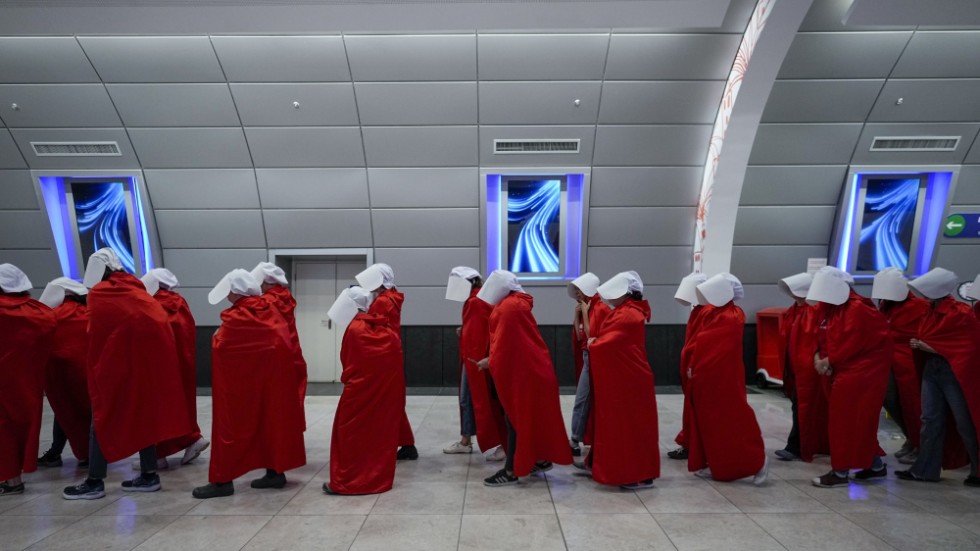 Demonstranter klädda som karaktärerna i tv-serien The Handmaid's Tale på väg till protester mot regeringens planer i Jerusalem.