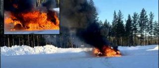 Brandbil i diket – på väg till kraftig bilbrand i Älvsbyn