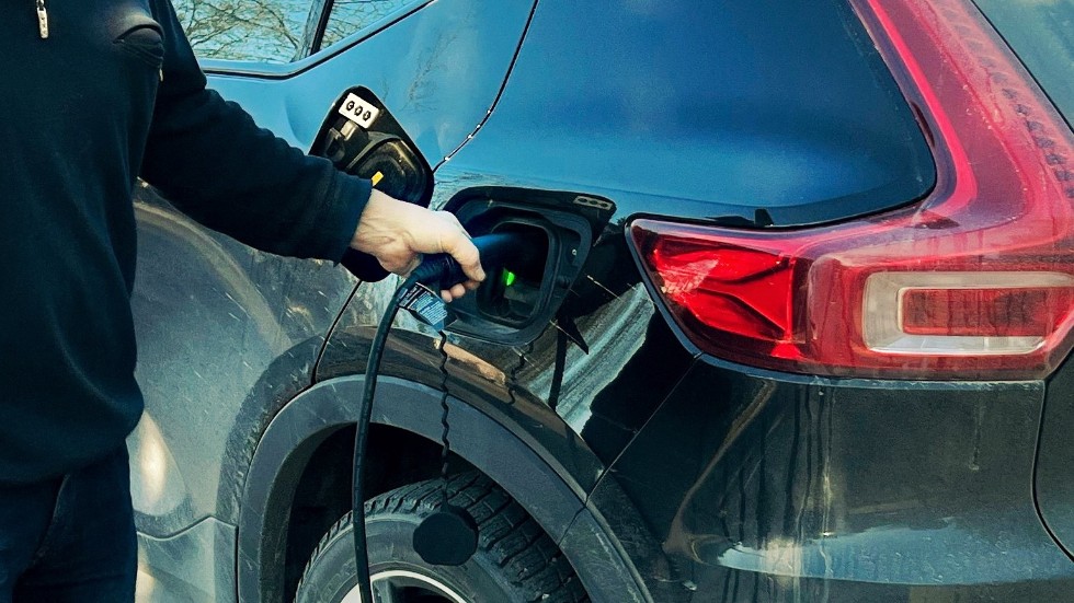 Just nu kostar det 5,60 kronor per kilowattimme att ladda sin bil vid de nyinstallerade laddstolparna i Horn.