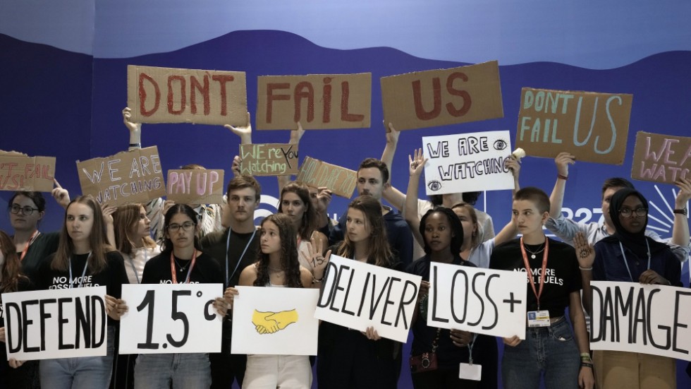 Unga aktivister i en protest under COP27 på lördagen.