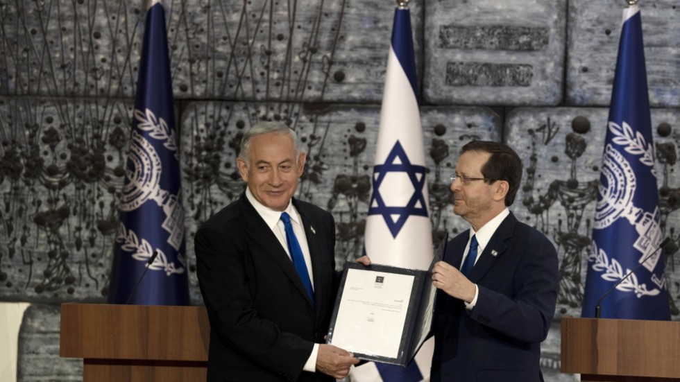 Ledaren för Likud-partiet i Israel, Benjamin Netanyahu, och president Isaac Herzog under söndagens ceremoni i Jerusalem.