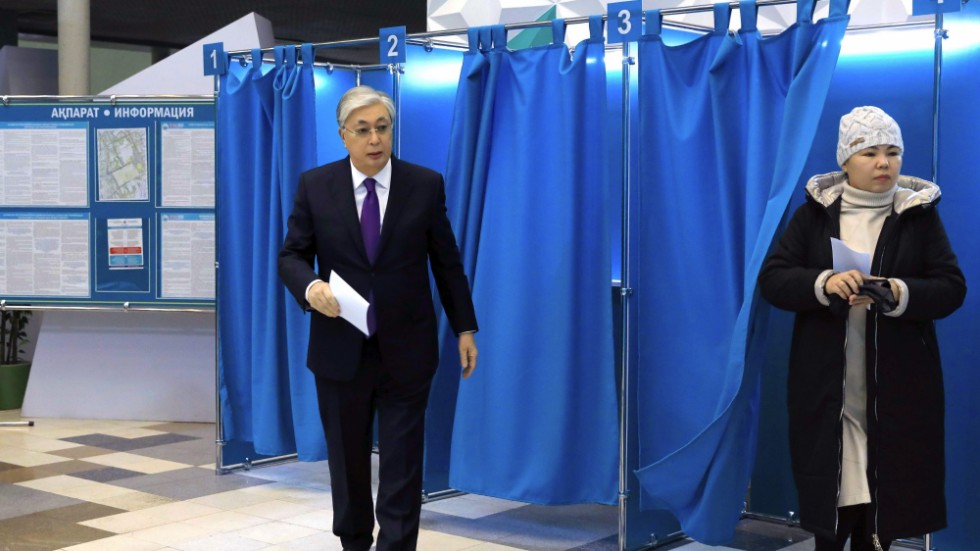 Kazakstans president Kassym-Jomart Tokajev, till vänster, röstar i söndagens val.