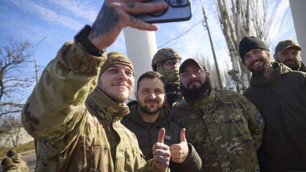 Volodymyr Zelenskyj poserar med ukrainska soldater under sitt besök i Cherson.