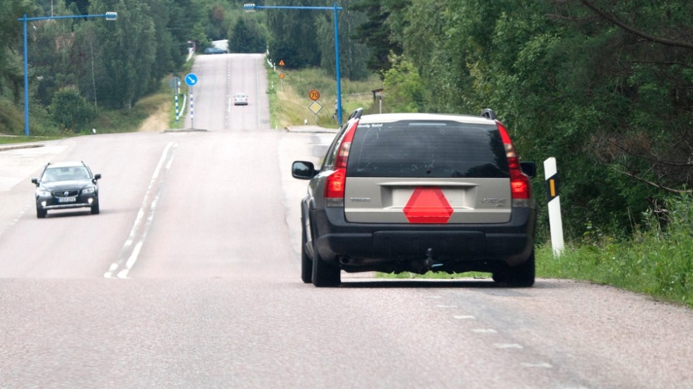 Bilister som absolut måste köra om så fort de ser ett fordon med LGF-skylt är den verkliga faran i trafiken, menar en mopedbilsförare.