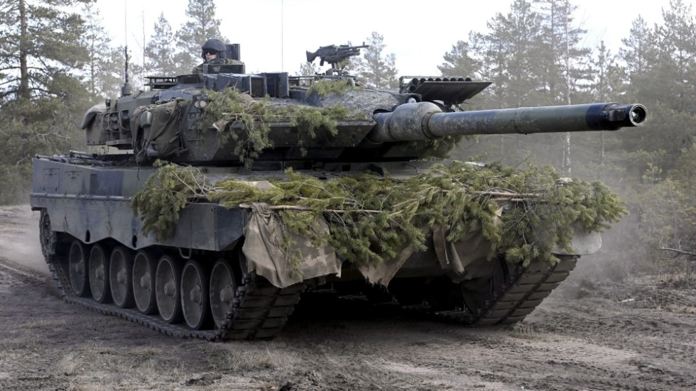 En av Finlands Leopard-stridsvagnar i övning i västra Finland i maj förra året. Arkivbild.