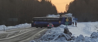 Buss blockerade del av E4 vid Lövånger: ”Det var en felkörning”