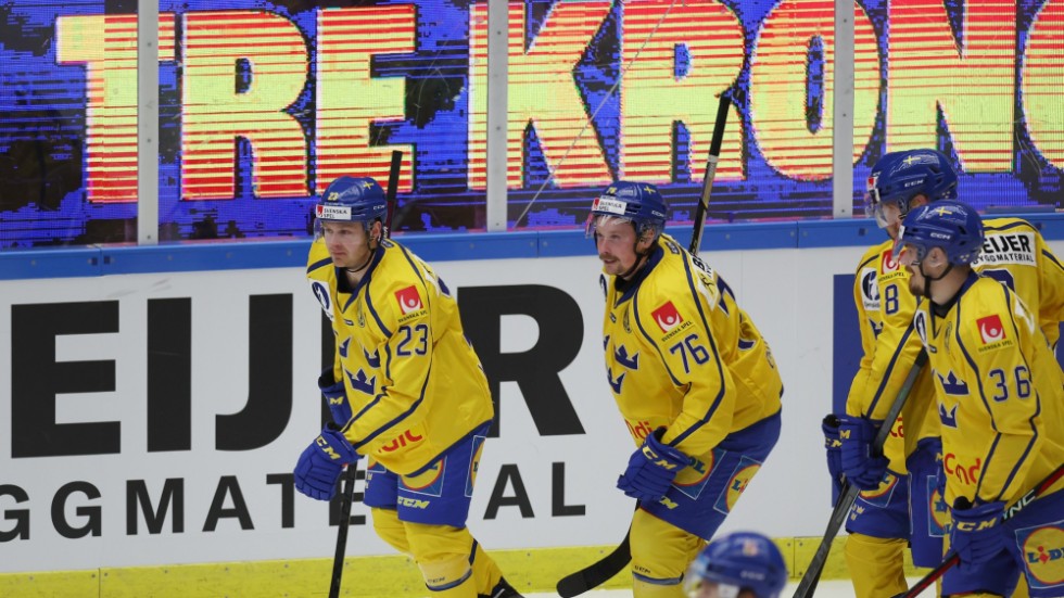 Sveriges Lucas Wallmark (till vänster) jublar med sina landslagskamrater efter centerns mål mot Tjeckien, som dock vann matchen i Malmö arena med 2–1 efter förlängning i Beijer Hockey Games.