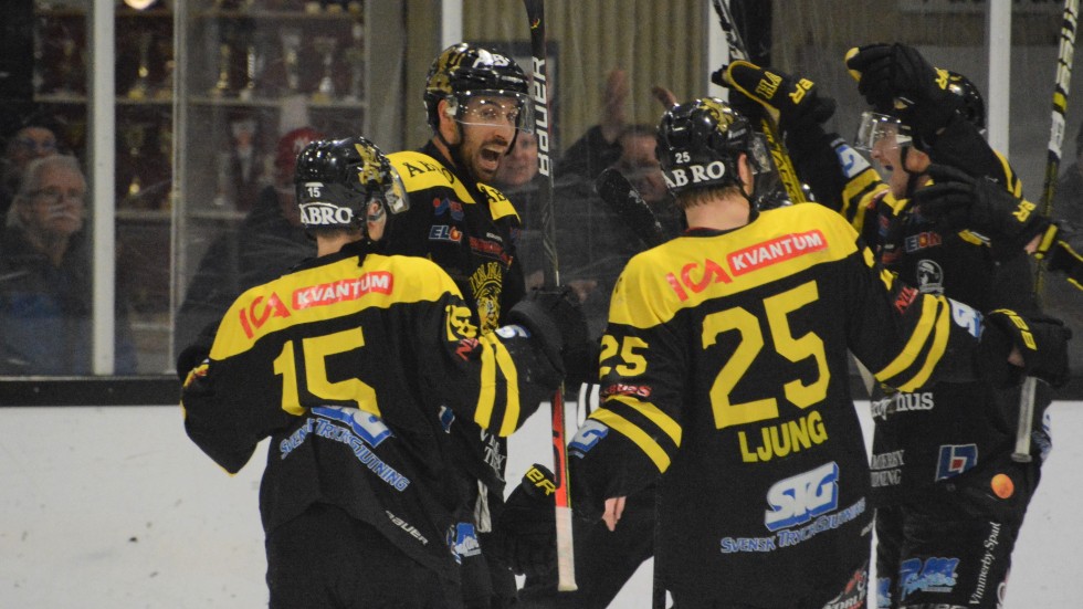 Vimmerby Hockey firar efter att Kristoff Kontos satt dit det avgörande 3-0-målet. 