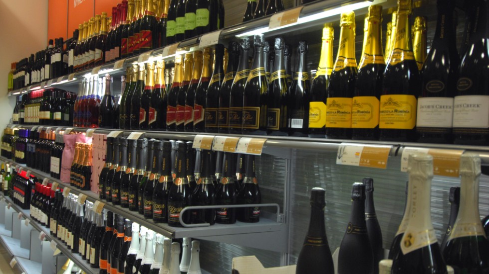 En man häktades på torsdagen misstänkts för den fräcka stölden på Systembolaget i Eksjö under nyårshelgen då champagne och sprit för 180 000 kronor stals.