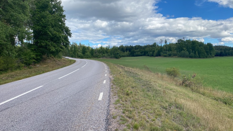 Dödsolyckan inträffade på fredagsmorgonen, på väg 135 mellan Gamleby och Odensvi. Bromsspåren på vägen verkar sannolikt härröra från olyckan.