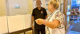 Yvonne och Brittis hjälper boxholmarna att förtidsrösta – "Första dagen var det över 50 personer som röstade"