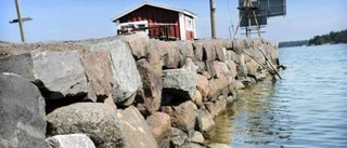 Stenpiren i Gränsö kanal på väg ner i vattnet
