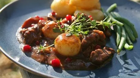 Älggryta med bacon och steklök