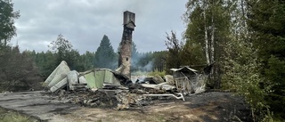 Villa på landsbygden förstörd: "Brann med öppna lågor"