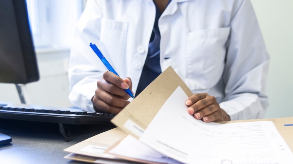 "Det är hög tid att uppvärdera yrket medicinsk sekreterare genom bättre villkor och en skyddad yrkestitel", menar skribenterna.