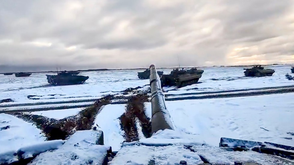Bilden som släppts av det ryska försvarsdepartementet visar hur ryska stridsvagnar övar tillsammans med militär från Belarus.